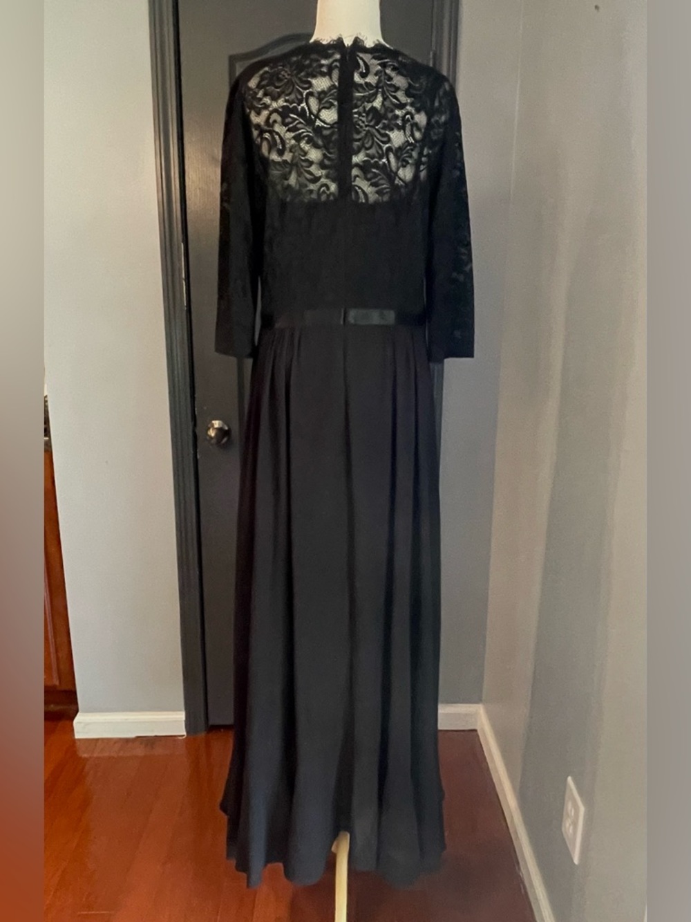 Miusol Black Lace Formal Evening Dress - Picture 4 of 16